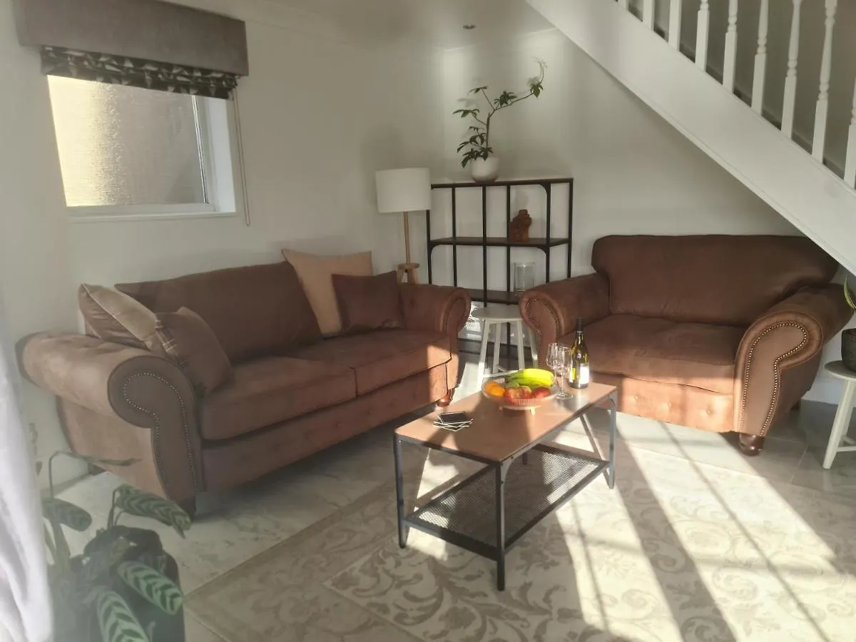 Stunning 3 Bedroom Dutch Barn Cottage With Parking Stockton-on-Tees 0*,  United Kingdom