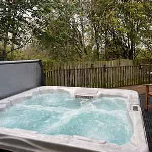  Apartment Blaydonburn - Sleeps 4 5 - Parking - Hottub - Yard
