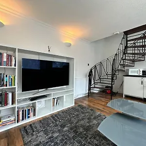 Holiday home Deluxe 1 Bed House With Parking